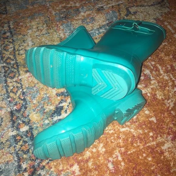 Light Blue Short Rain Boots - Hunter Size 5 - Picture 2 of 4